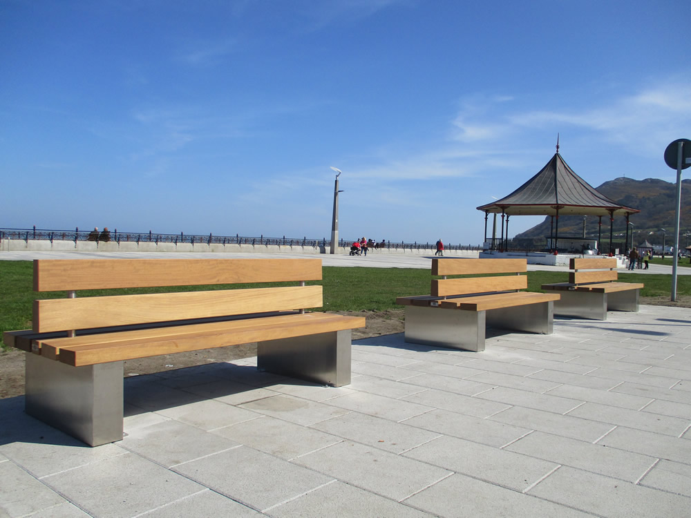 Outdoor seats bray